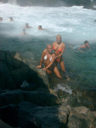 Siskoni Julian kanssa Aruballa luonnon lähteissä uimassa.