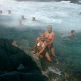 Siskoni Julian kanssa Aruballa luonnon lähteissä uimassa.