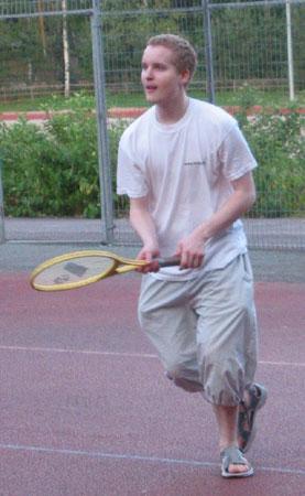 Säheltämässä tenniskentällä