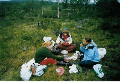 maastotuneena lappiin tunturin juurelle..  uhanalaisten muovipussien laaksoon.. keskellä vihreä tatti->minä, kaivelemassa kaurapuuroa!