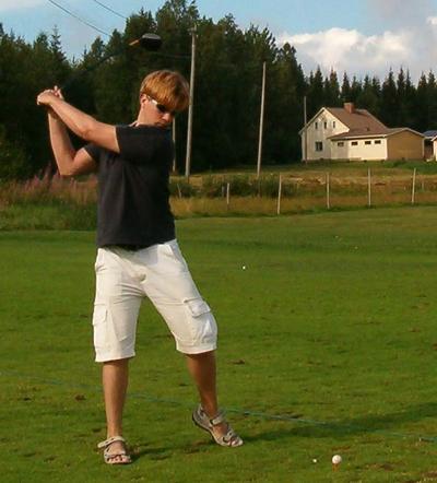 FORE S**TANA!! Huomaa oikeaoppinen golfasustus.