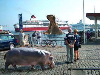 Turisteja kauppatorilla, (erään kaverin muokkaama kuva)