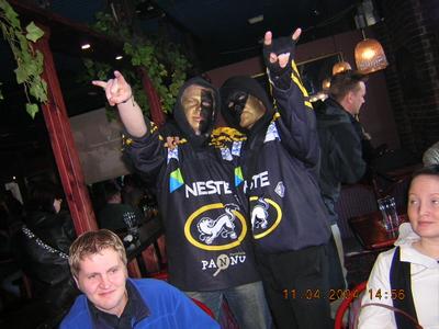 Before a hockey game singing hockey songs in a pub with another big fan, Eki / Rassilan lupi ja Routasyjän