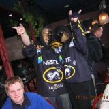 Before a hockey game singing hockey songs in a pub with another big fan, Eki / Rassilan lupi ja Routasyjän