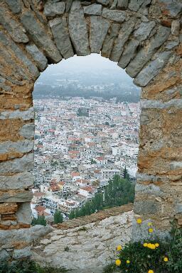 Nafplion yläilmoista. Huomaa lapsiystävällinen ikkuna.