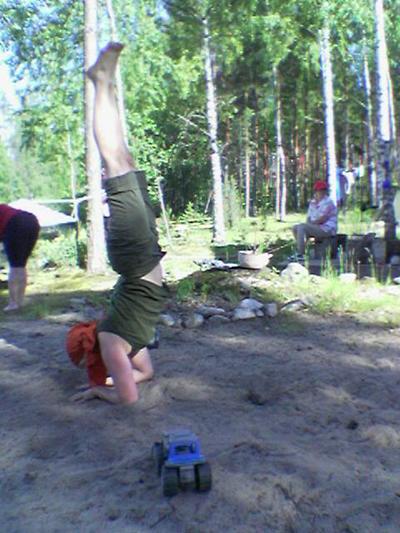 Juhannusjoogaa tämäkin (pincha mayurasana)