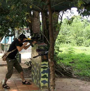 Chu Chi tunnels, Vietnam, Janne & AK 47: 