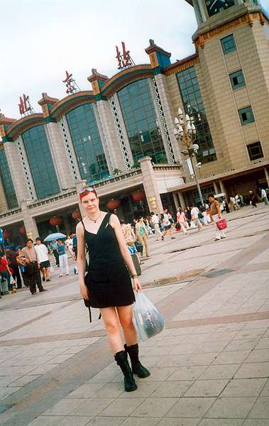 Pekingin rautatieasemalla (Beijing Railway Station) heinäkuussa 2004