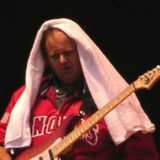 Walter Trout pyyhe päässä.