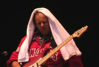 Walter Trout pyyhe päässä.