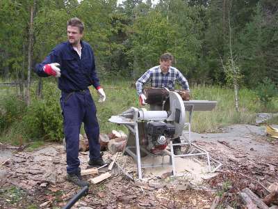 Armoitetut työmiehet puutalkoissa.