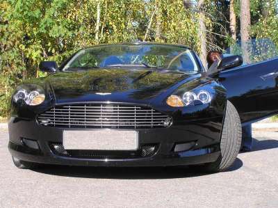 Aston Martin DB9 - tällä autolla kehtaa ajaa Siwankin pihaan