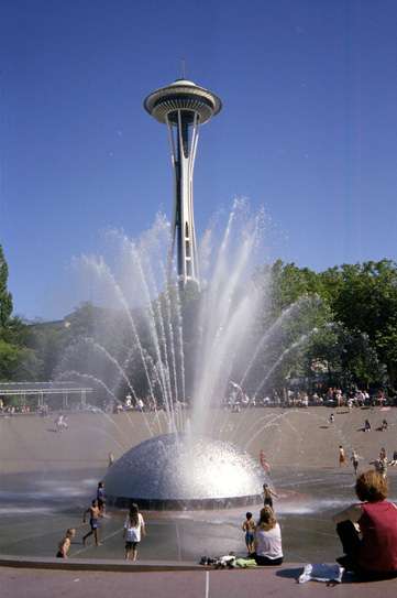 Space Needle behind the fountain