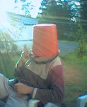 buckethead tupareis ämpäripäissään :)