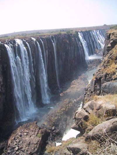 Victoria Falls kohtalaisen kuivana kautena. Kuva Zimbabwen puolelta.