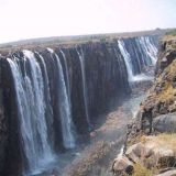 Victoria Falls kohtalaisen kuivana kautena. Kuva Zimbabwen puolelta.