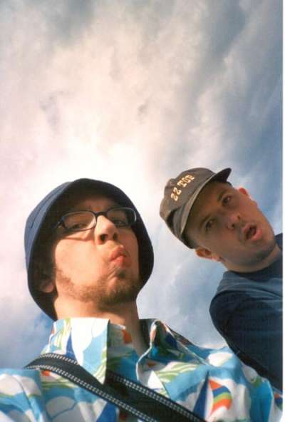 Minä (vas.) ja bro´. Provinssirock 2002.