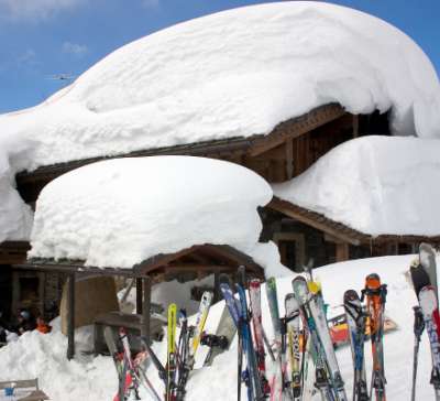 Saalbach 2005, tsekkaa lumen määrä katolla :-)