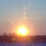 Auringonlasku 12.3.05. Kuvattu liikkuvasta autosta pohjanmaalla