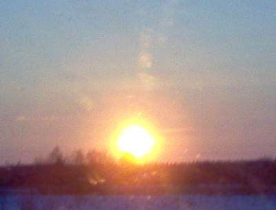 Auringonlasku 12.3.05. Kuvattu liikkuvasta autosta pohjanmaalla