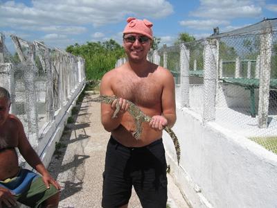 Crocofarmilla nysväämäässä krokotiileja.. Helmikuu 2004.