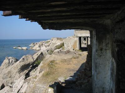 Venäläisten rakentamat, tuulen rapauttamat ja pakkasen panemat bunkkerit Liepajassa. 2002.