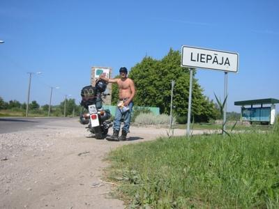 Paskaset dongarit, pölyiset kengät, sieraimet ja mopo sekä Liepajan kyltti. 2002.