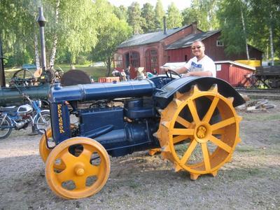 Traktoripiru Povoon höyryjunafestreilla. kesä.