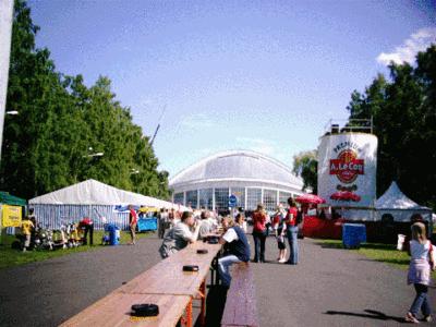 Tallinn, Öllesummer, Tausta laululava, etuala virolainen lapsijuoppo.. 8.7.2004.