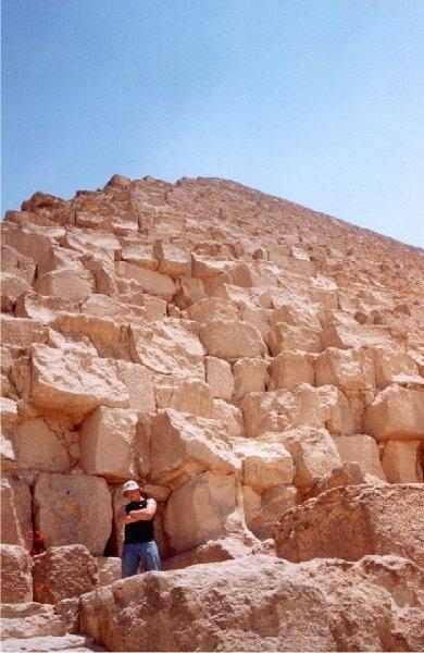 ..Giza..Kheops:in päällä kiipeilemässä. :). kesä 2003.