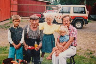 minä&rakas edesmennyt vaarini&wilma&hintu,  ja isä