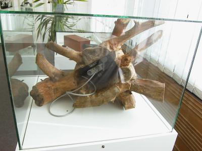 Kantoon piilotetulla kameralla on näppärä kytätä naapuria. Stasimuseum, Berliini, 2001.