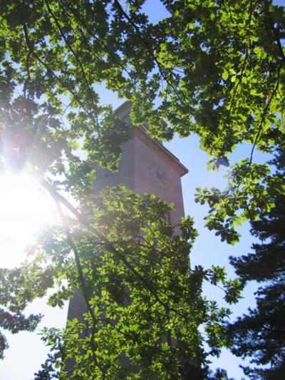 Ratasmieli tarkkaa tunnin tornista, kaunosielu arvaa auringosta.