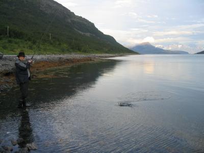 Tollasessa maisemassa kalastaminen on silkkaa mielenrauhaa... (Norja 2004 Storslettin ja Skjervöyn välillä)