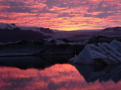 auringonlasku jäätikkölaguunilla