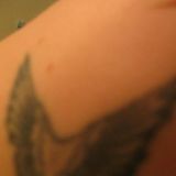 Ensimäinen tatuointini. Saatu täsmälleen kuukausi sen jälkeen kun täytin 18. Siivet edustavat ilmaa. Ne ovat niskassa, sen takia kuva aika hämärä.