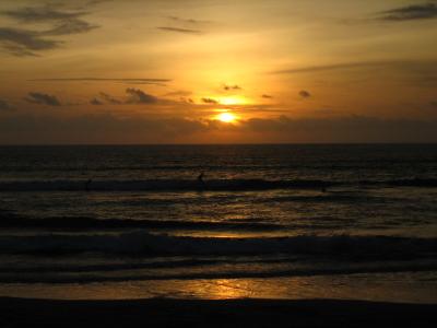 Minä tuossa keskellä...Kuta/Bali 11/05