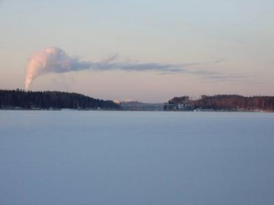 Pakasta ja voima laitosenpiipun tuprakka sen mukainen (-27)