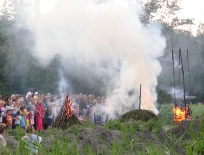 Erilaisia juhannuskokkoja  Seurasaaressa