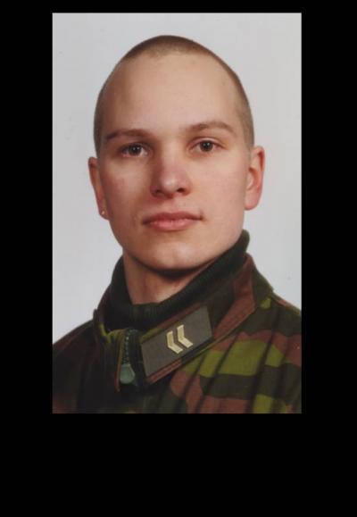 Kuva ei varmaan esittelyjä kaipaa, perus armeijakuva. II/2003