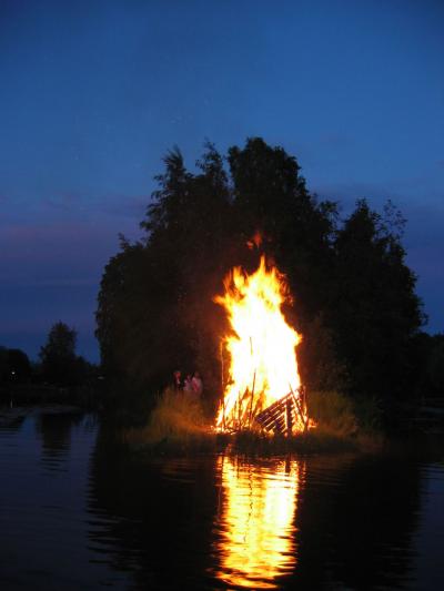 Juhannuskokko 2005. Oli kieltämättä tähän mennessä suurin kokko mitä ollaan tehty, tai mitä minä ainakin muistan :)