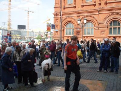 Maatuskat tappelevat turistien lanteista Moskovan keskipisteessä