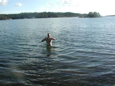 Hieman on merivesi kylmää elokuun lopulla, mutta mitä väliä! (2005)