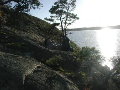 Elokuun lopun auringon viimeiset säteet saaristossa. (2005)