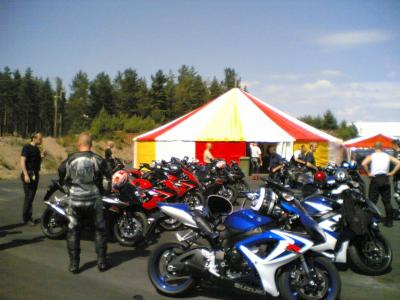 Alastaro 6.7.06 Suzuki tarjosi ajopäivän radalla