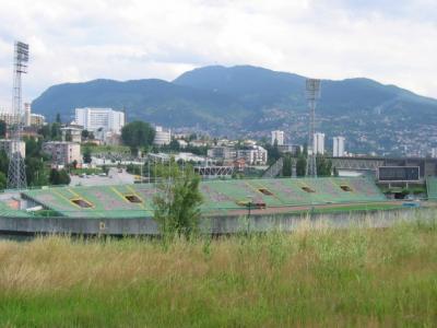 Etualalla stadion, jossa pidettiin '84 olympialaiset. Seuraavana uusi hautausmaa, jonne sodan aikana sai haudata vain öiseen aikaan pommitusten ja tarkka-ampujien takia. Taka-alalla vuori, jossa on edelleen noin 1,2 miljoonaa miinaa.