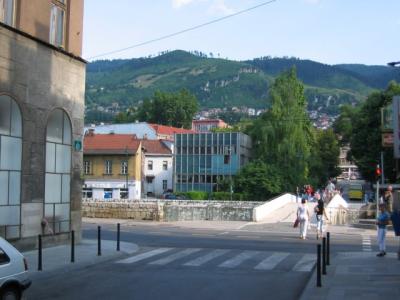 Tällä Sarajevon sillalla (tai oikeastaan kulmauksella ennen siltaa) 28.6.1914 tapahtunut Itävalta-Unkarin kruununperijän ja hänen puolisonsa salamurha oli yksi 1. maailmansotaan johtaneista syistä.