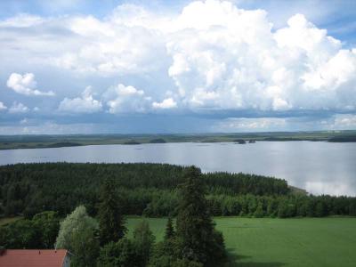 Hiukka järvimaisemaa, ensimmäiselle paikan arvaajalle 10 pistettä ja papukaijan merkki (Naiselle suihinotto)