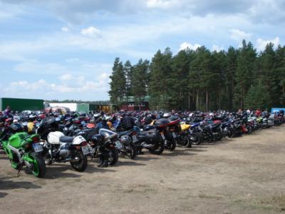 6.8.2006 SM Road Racing Räyskälä ja muutama mopo parkkipaikalla.