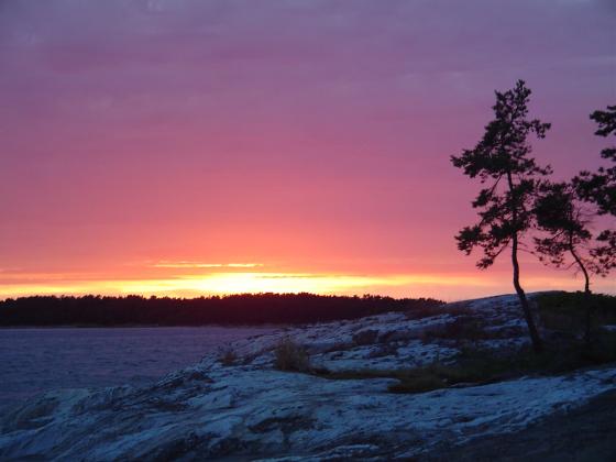 Auringonlasku saaristossa.